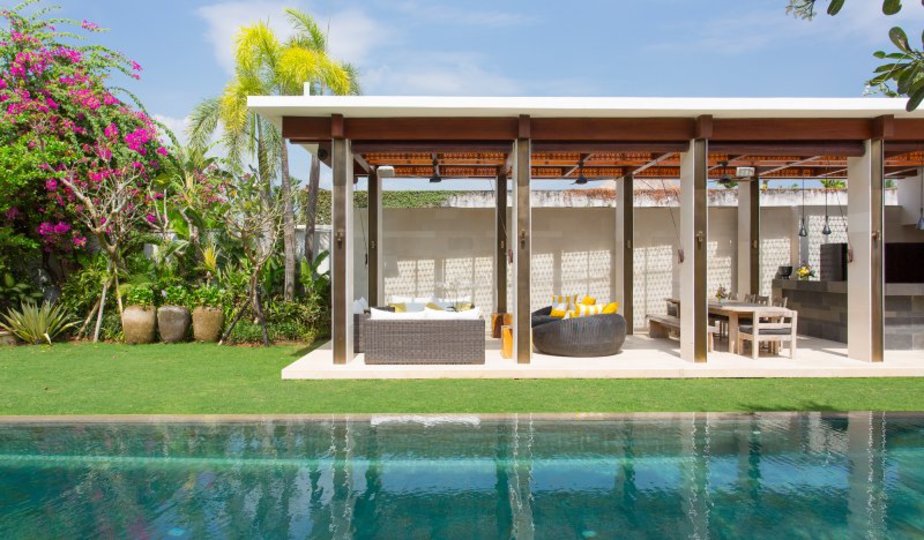 A Luxurious Oasis Steps from the Shore, Bali Villa 1008