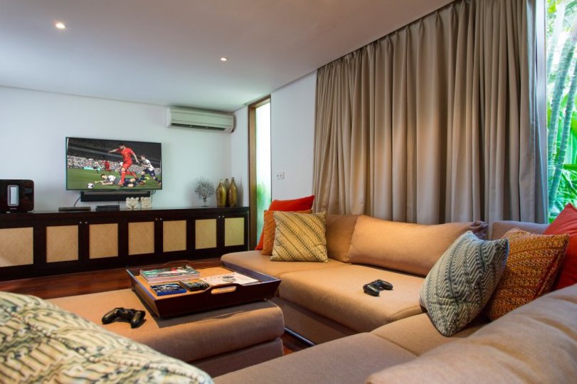 A Luxurious Oasis Steps from the Shore, Bali Villa 1008