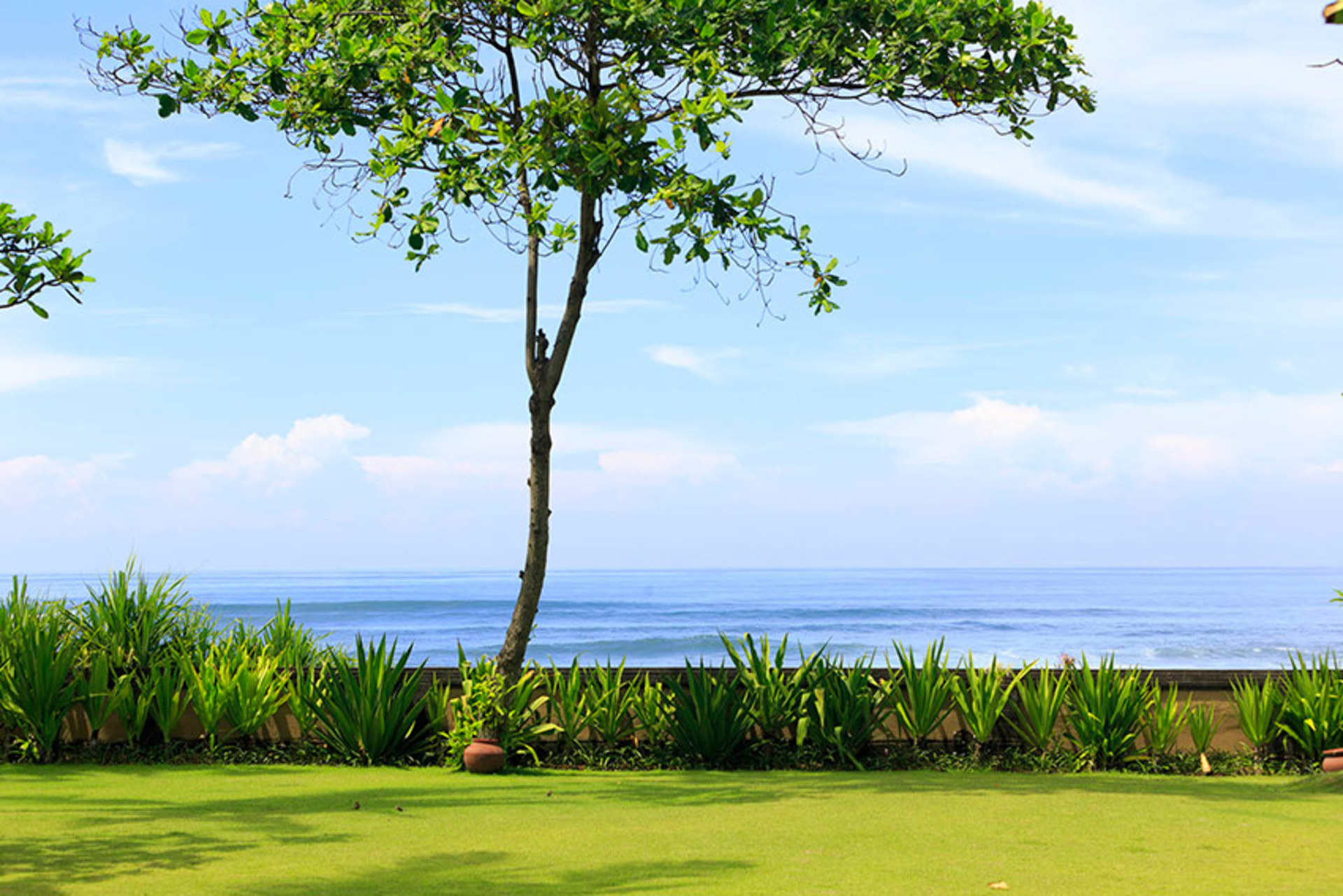 Bali Villa 1023: Ocean Bliss & Poolside Serenity