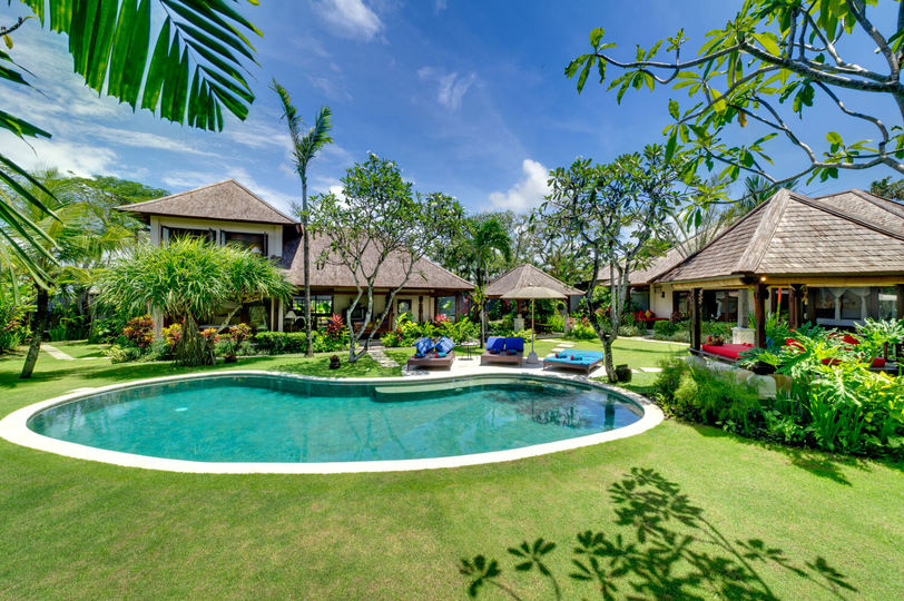 Tropical Luxury Steps from the Sand – Bali Villa 1034