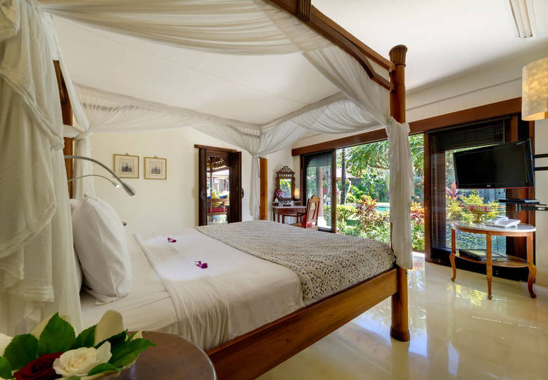 Tropical Luxury Steps from the Sand – Bali Villa 1034