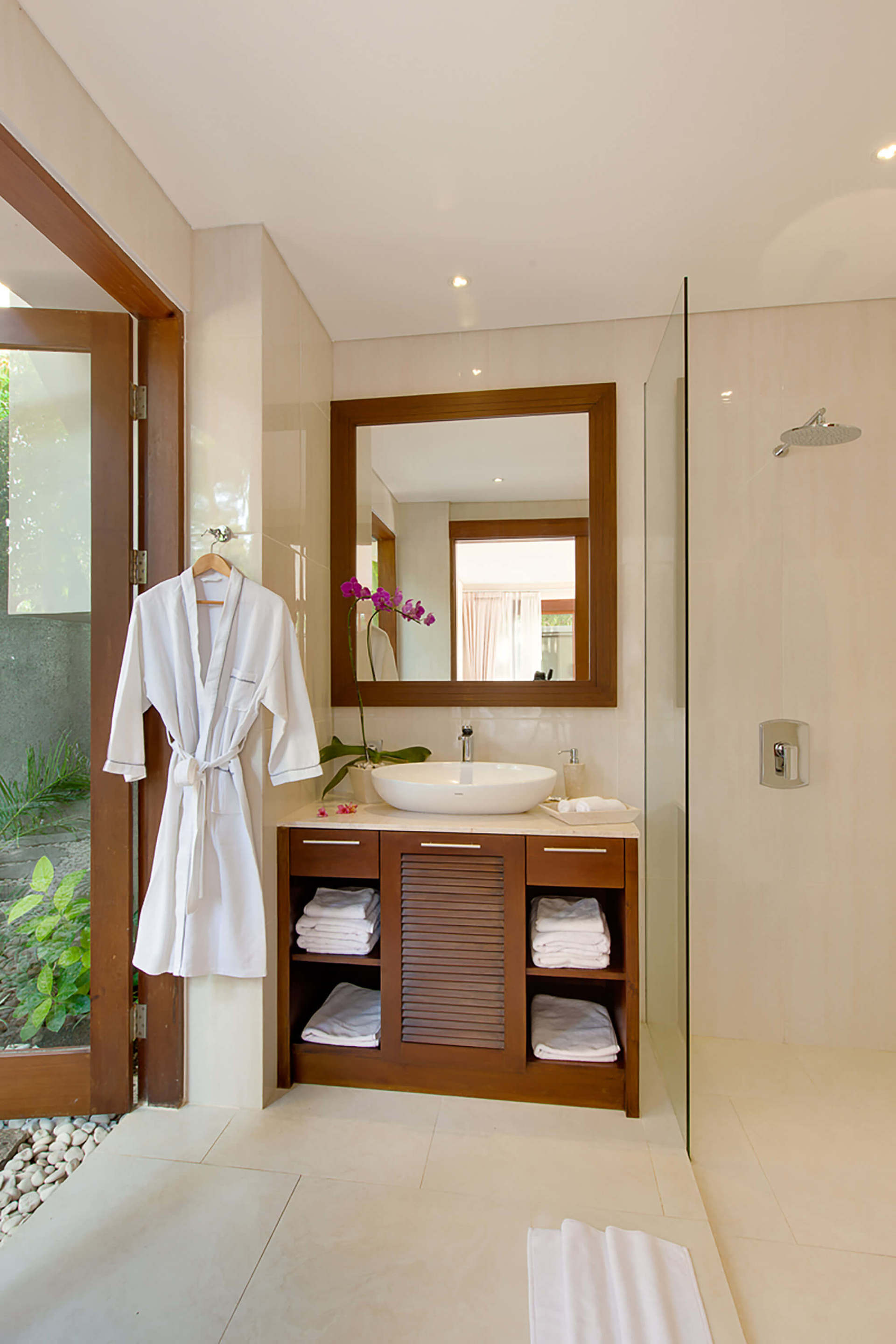 Beautiful Seafront Villa with Private Pool – Bali Villa 1041