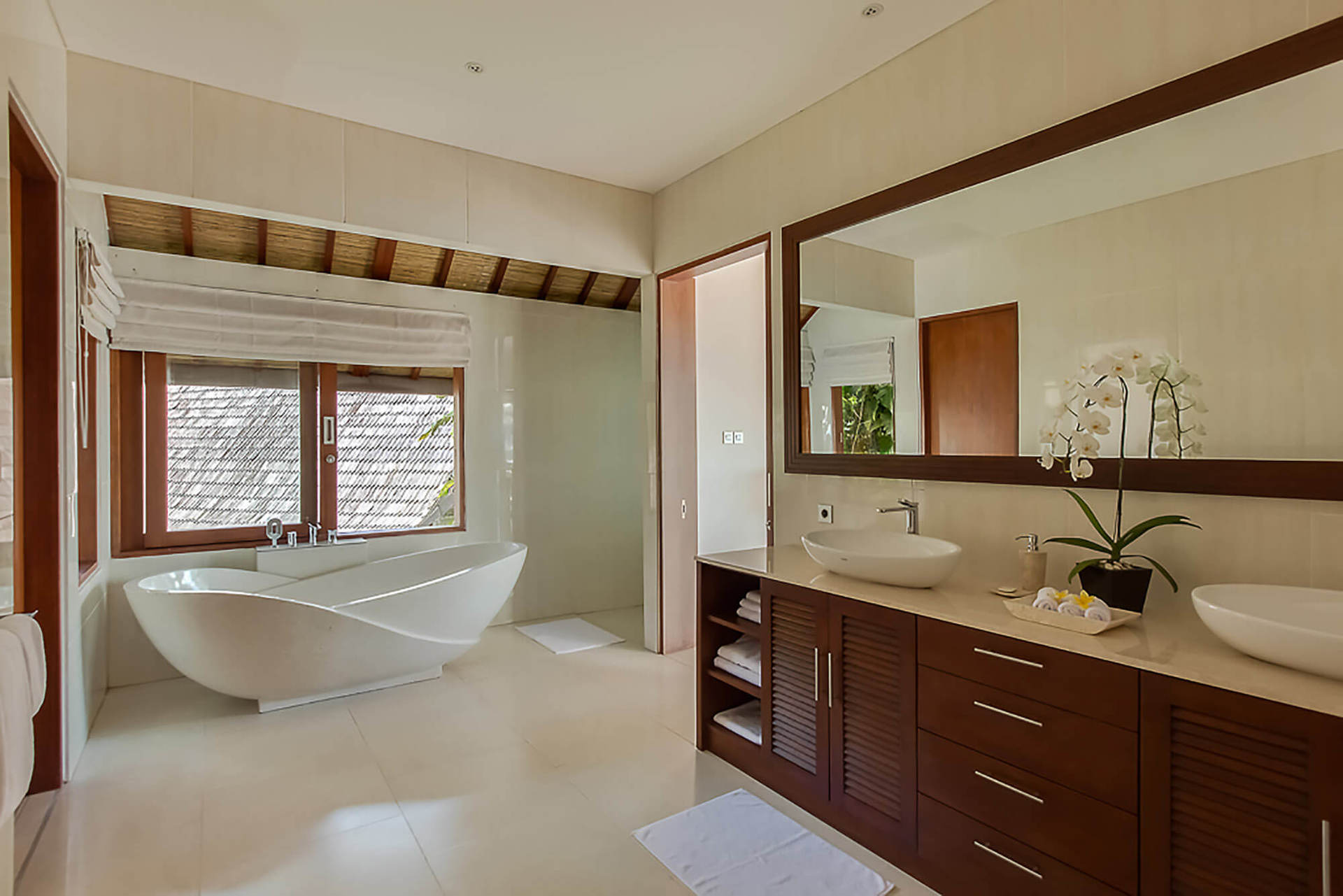 Beautiful Seafront Villa with Private Pool – Bali Villa 1041