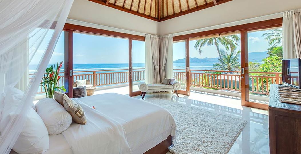 Beautiful Seafront Villa with Private Pool – Bali Villa 1041