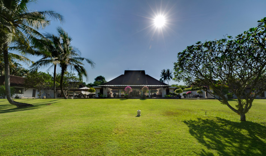 Private Beachside Escape with Lush Grounds – Bali Villa 1044