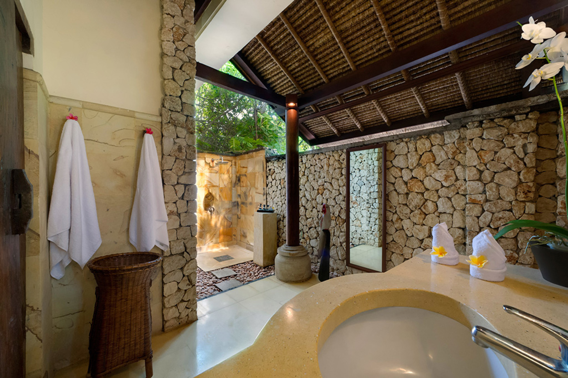 Elegant Beachfront Escape with Pool – Bali Villa 1046