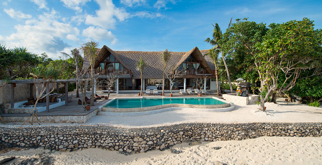 Chic Beachfront with Pool & Style – Bali Villa 1052