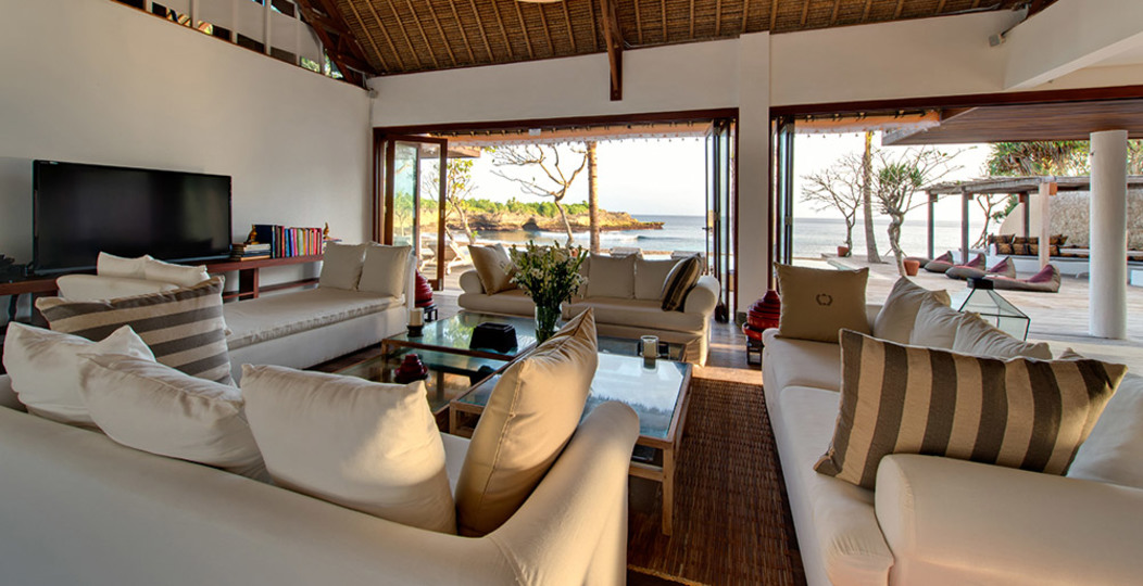 Chic Beachfront with Pool & Style – Bali Villa 1052