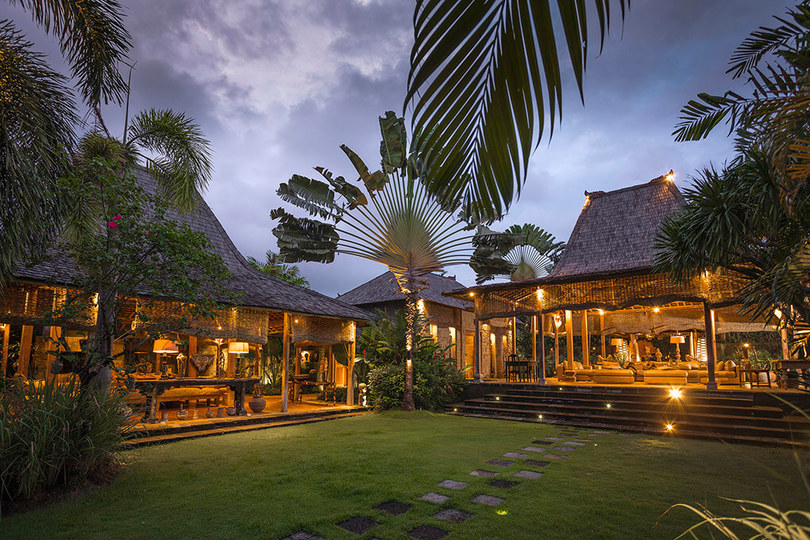 Seaside Luxury with Cultural Charm – Bali Villa 1054
