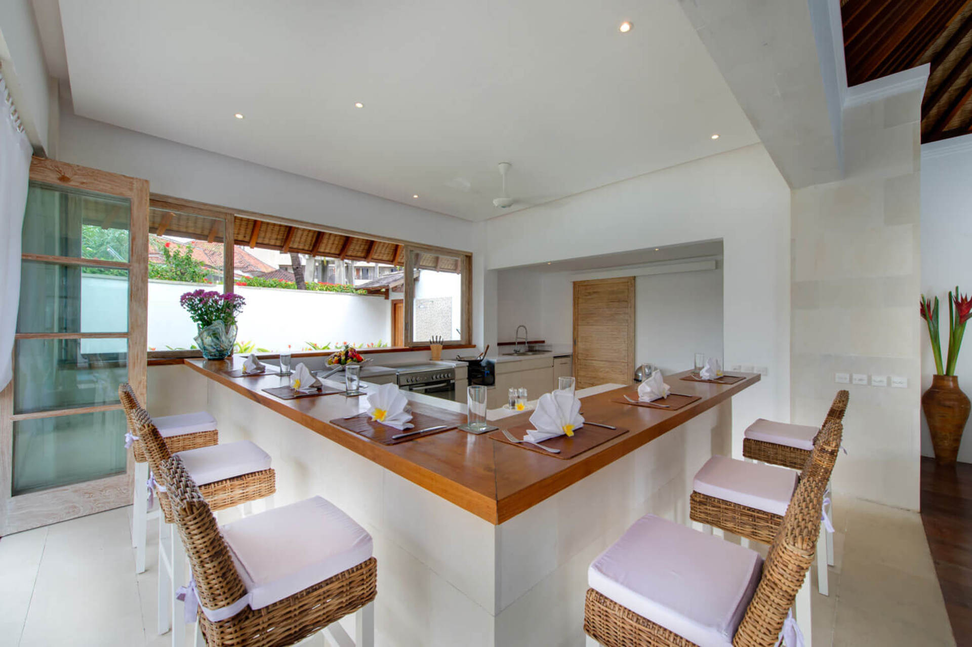 Lush Escapes by the Ocean – Bali Villa 1064