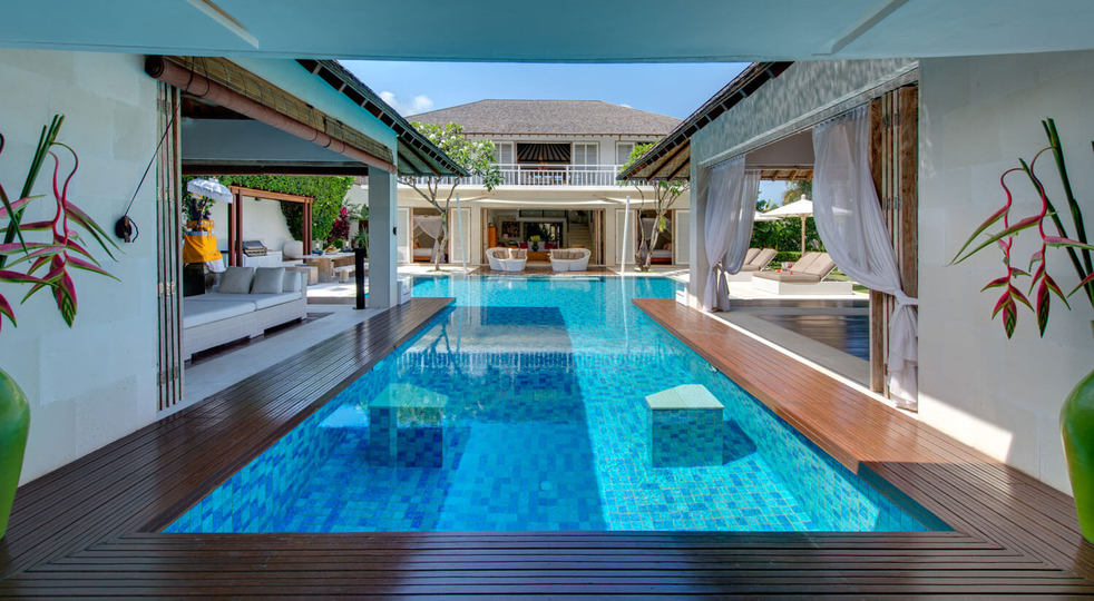 Lush Escapes by the Ocean – Bali Villa 1064