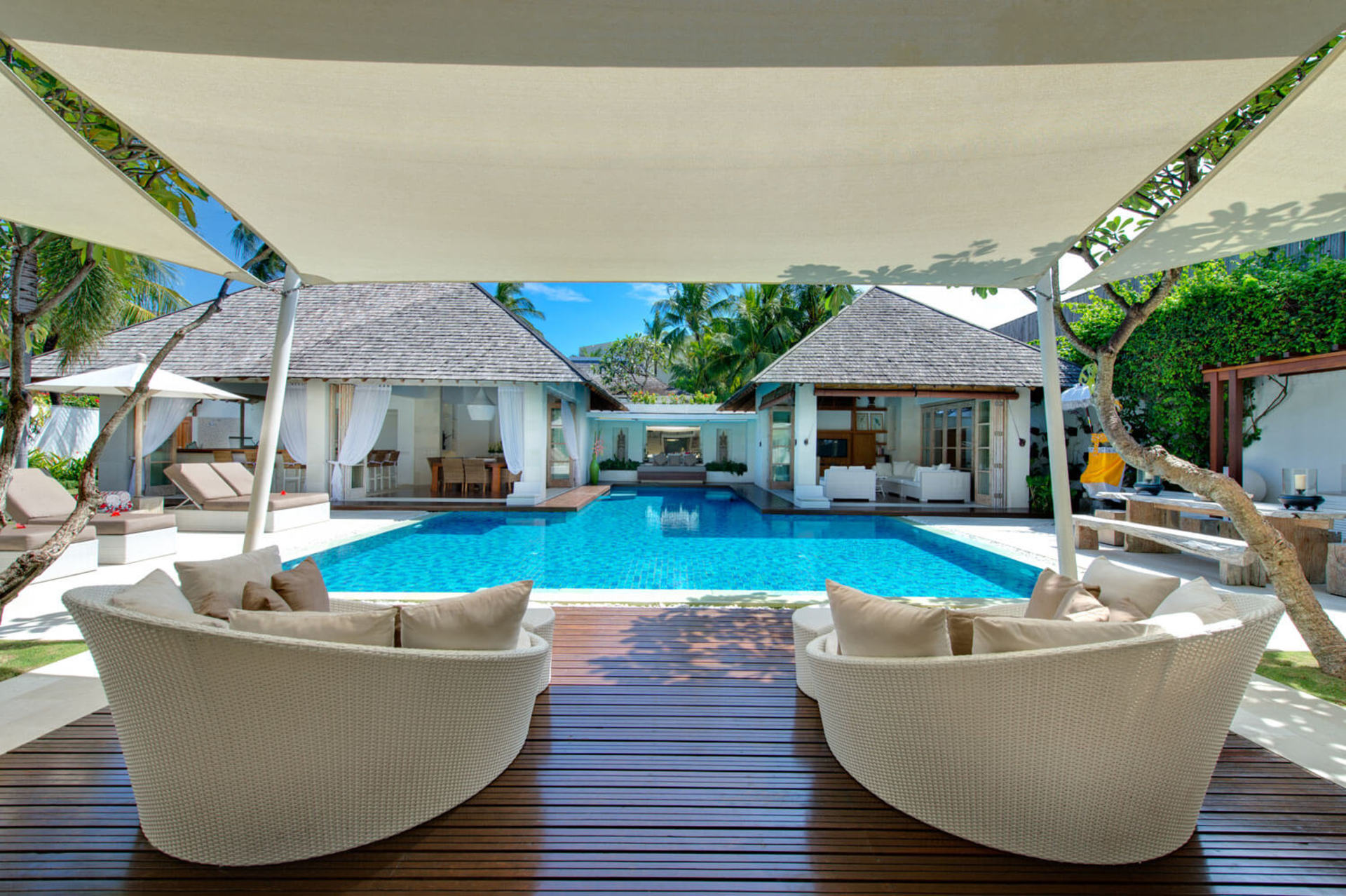 Lush Escapes by the Ocean – Bali Villa 1064