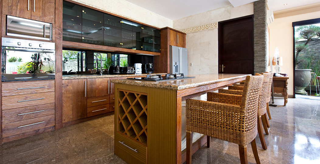 Beachfront Bliss Awaits You – Bali Villa 1076