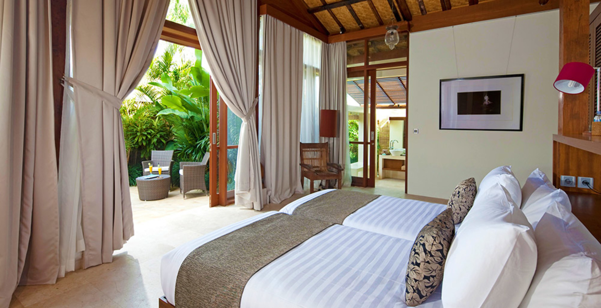 A Private Bali Haven Just Steps from the Sea – 1081