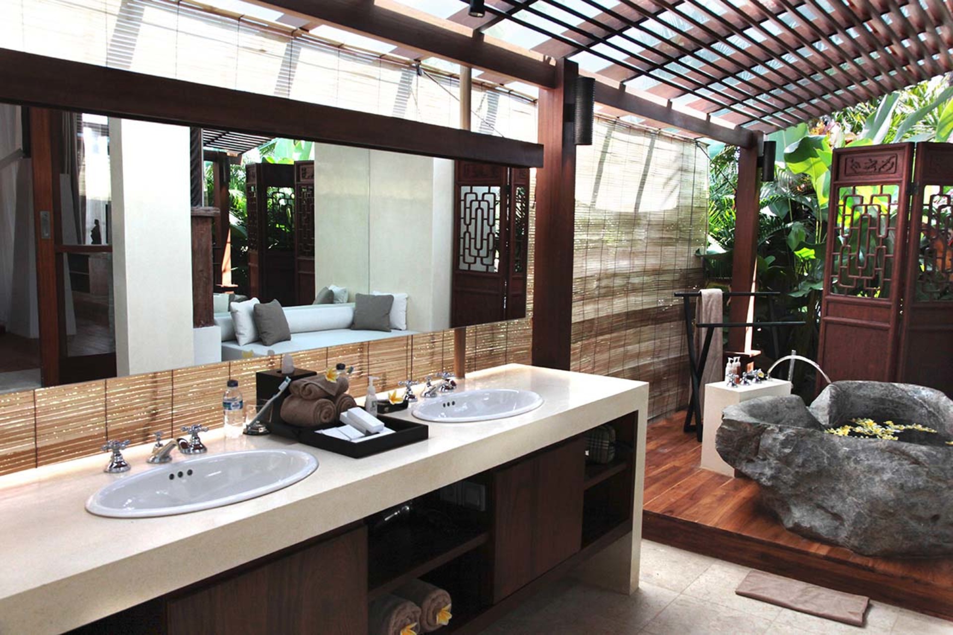 A Private Bali Haven Just Steps from the Sea – 1081