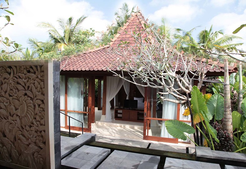 A Private Bali Haven Just Steps from the Sea – 1081