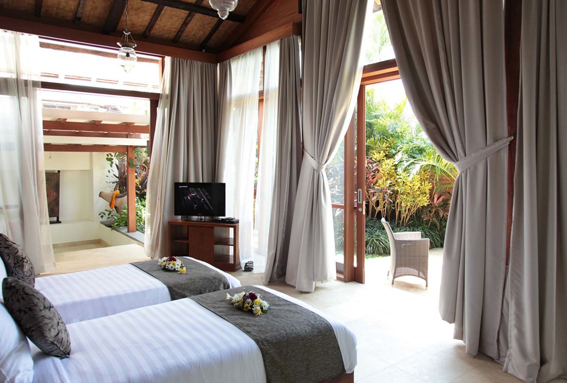 A Private Bali Haven Just Steps from the Sea – 1081