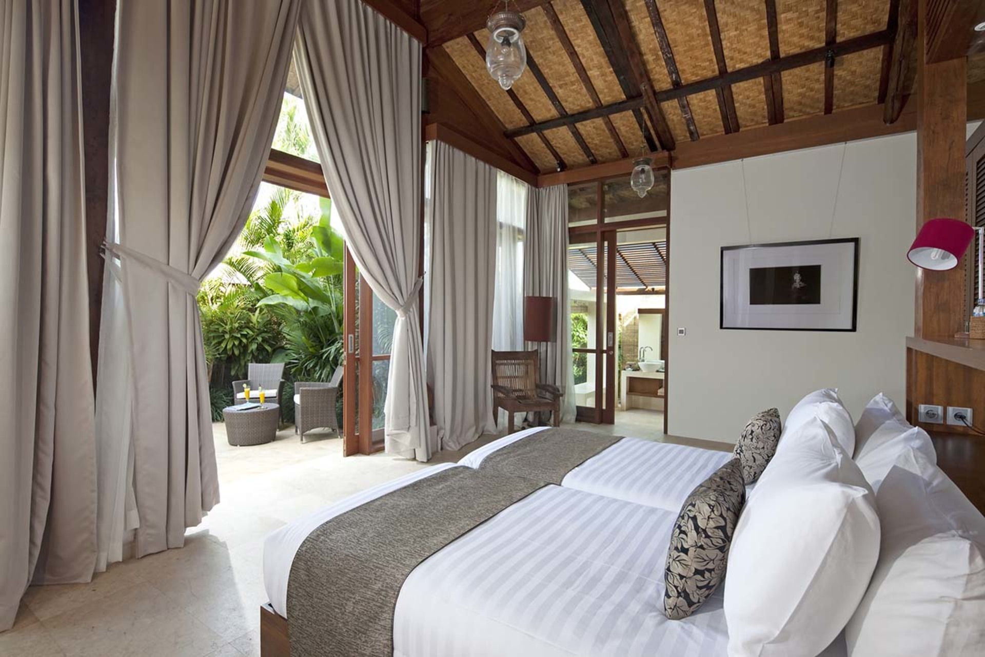 A Private Bali Haven Just Steps from the Sea – 1081