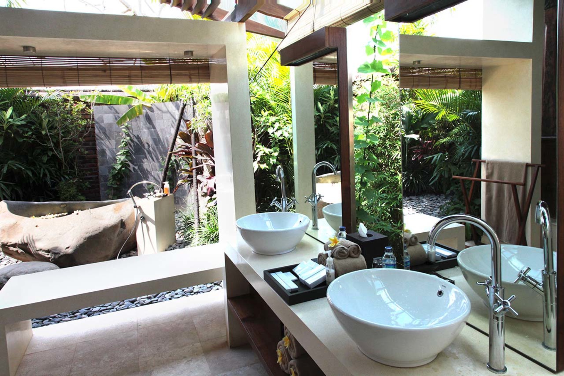 A Private Bali Haven Just Steps from the Sea – 1081