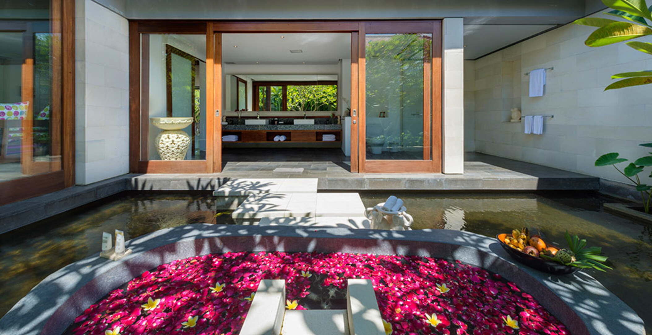 Spacious Luxury Retreat Near Beach – Bali Villa 1098