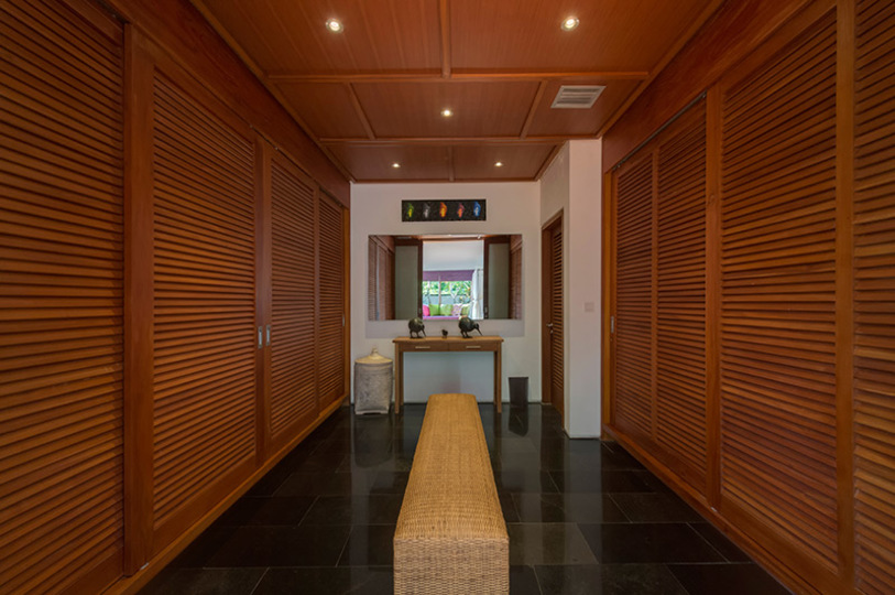 Spacious Luxury Retreat Near Beach – Bali Villa 1098