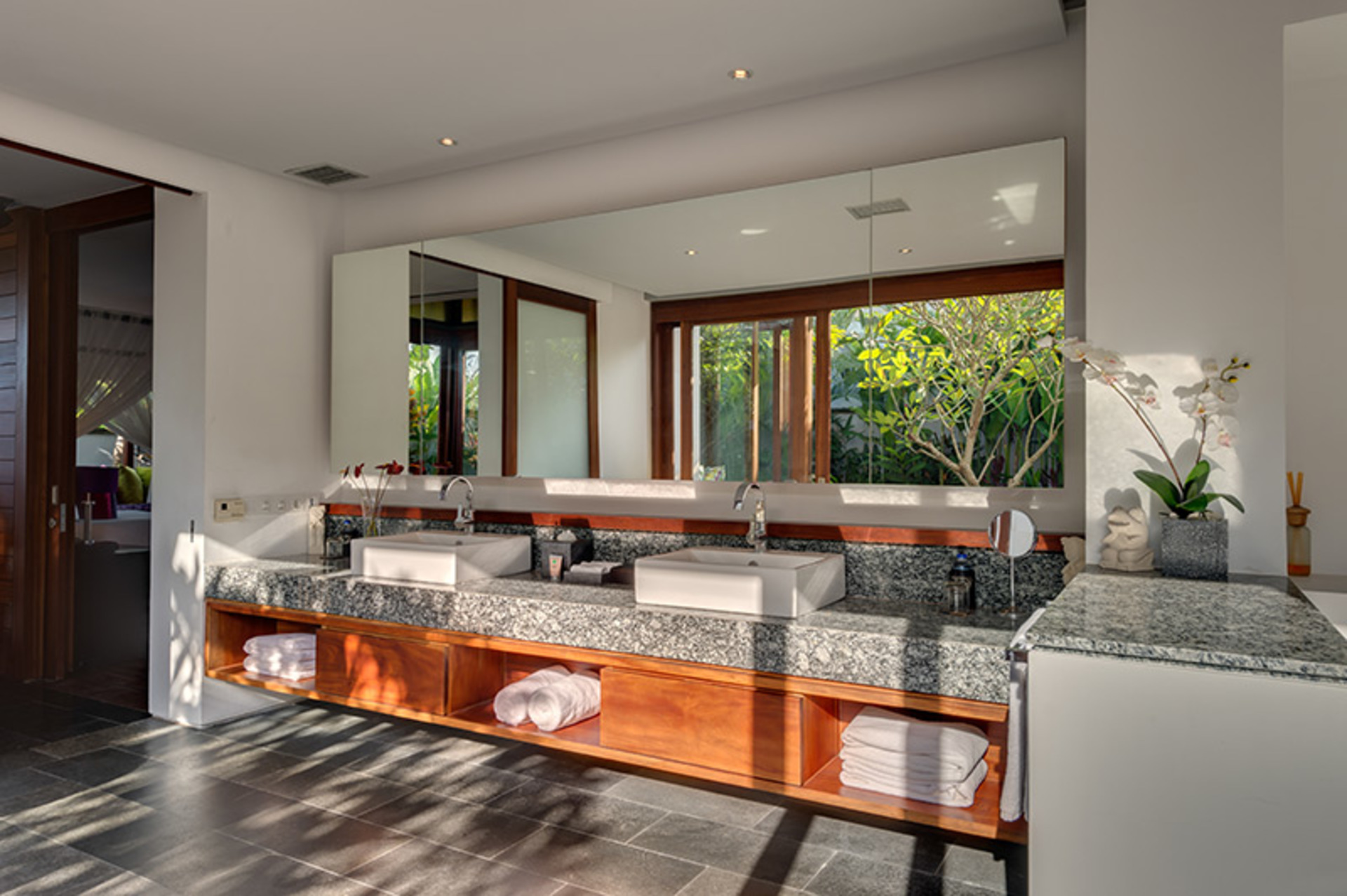 Spacious Luxury Retreat Near Beach – Bali Villa 1098