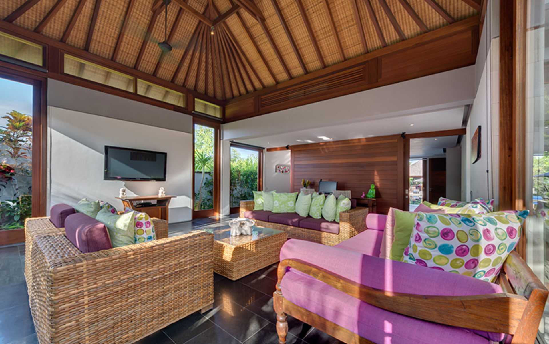 Spacious Luxury Retreat Near Beach – Bali Villa 1098