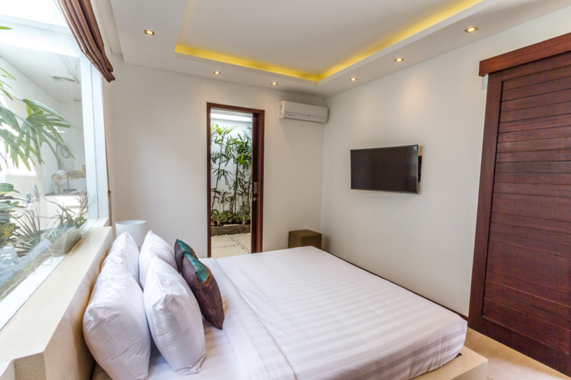 Luxury 3-Bedroom Villa Near Seminyak Attractions, Bali Villa 1157