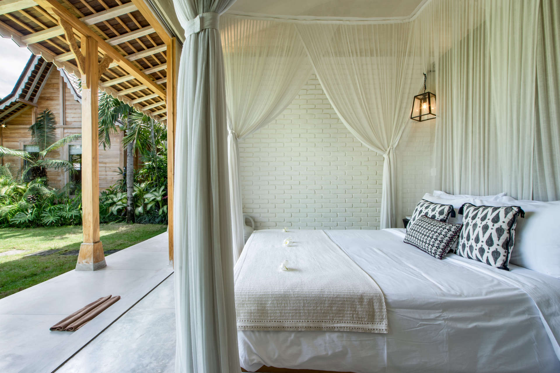 Picture Relaxing Beside Your Private Pool in Kerobokan, Bali Villa 2007
