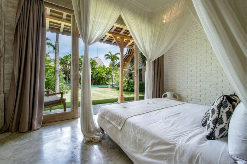 Picture Relaxing Beside Your Private Pool in Kerobokan, Bali Villa 2007