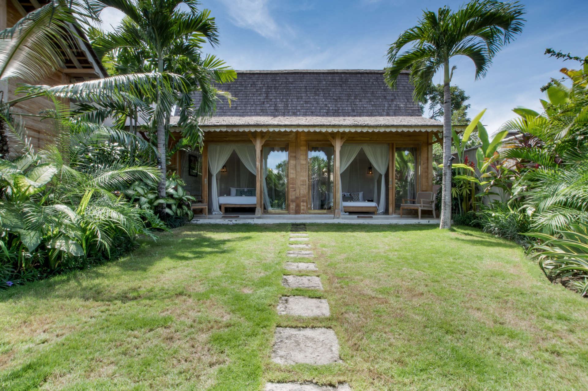 Picture Relaxing Beside Your Private Pool in Kerobokan, Bali Villa 2007