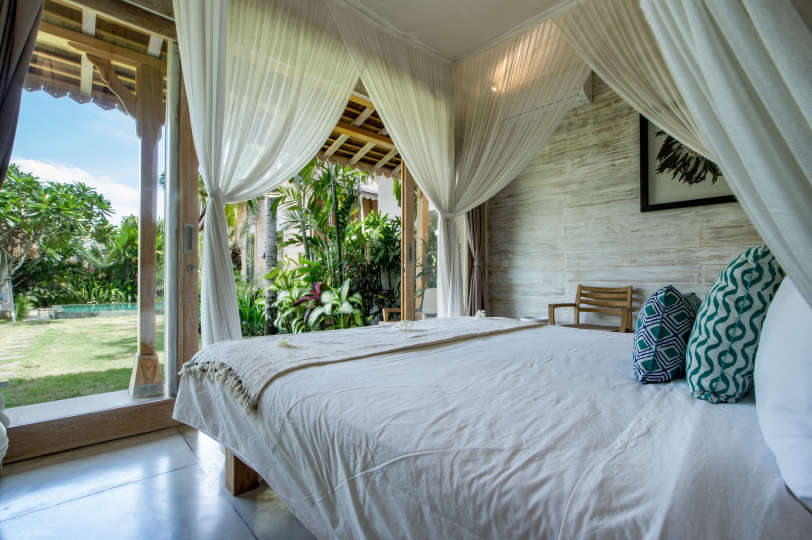 Picture Relaxing Beside Your Private Pool in Kerobokan, Bali Villa 2007
