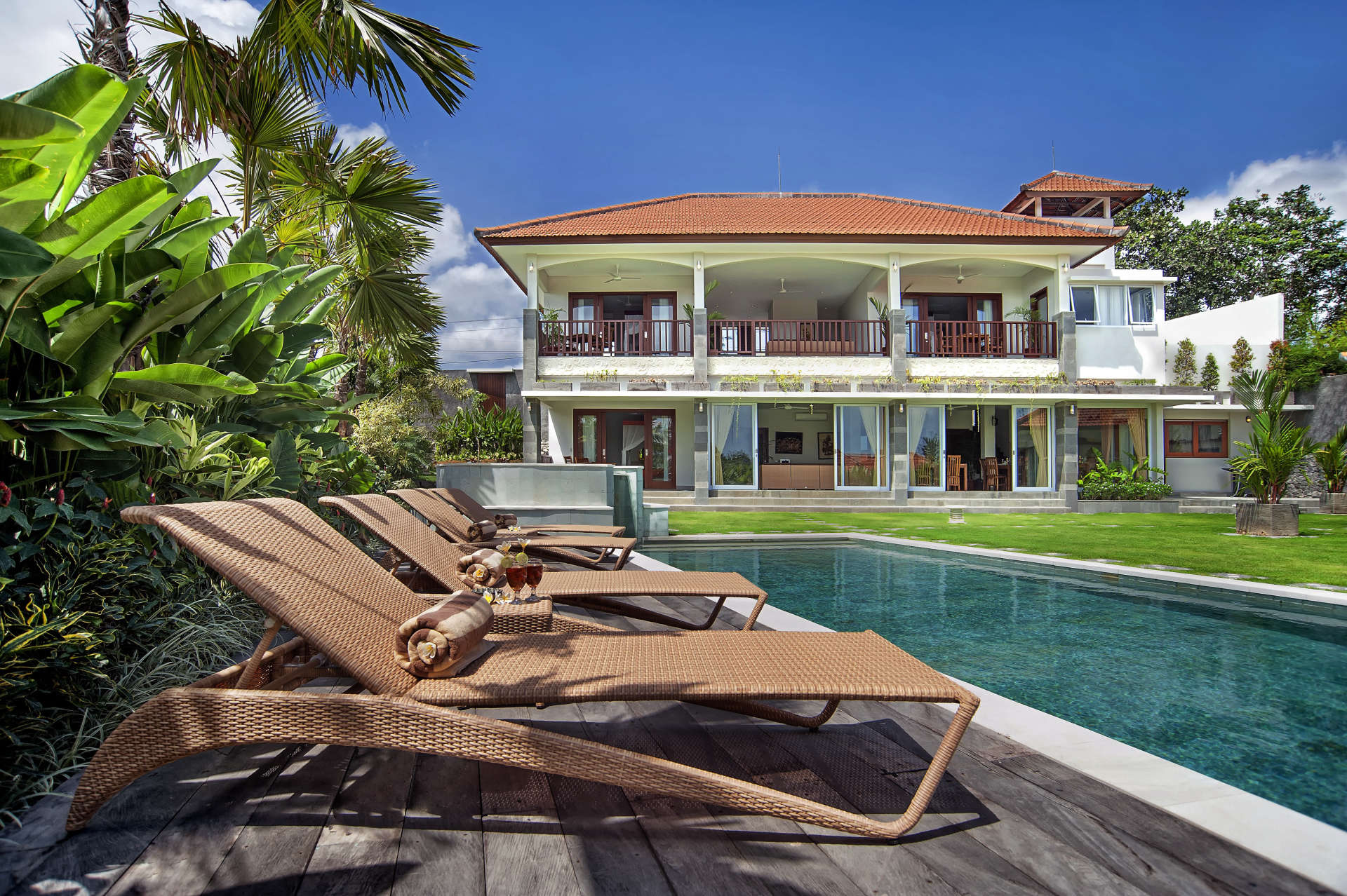 Rent a Luxury Villa in Bali Close to the Beach, Bali Villa 2054