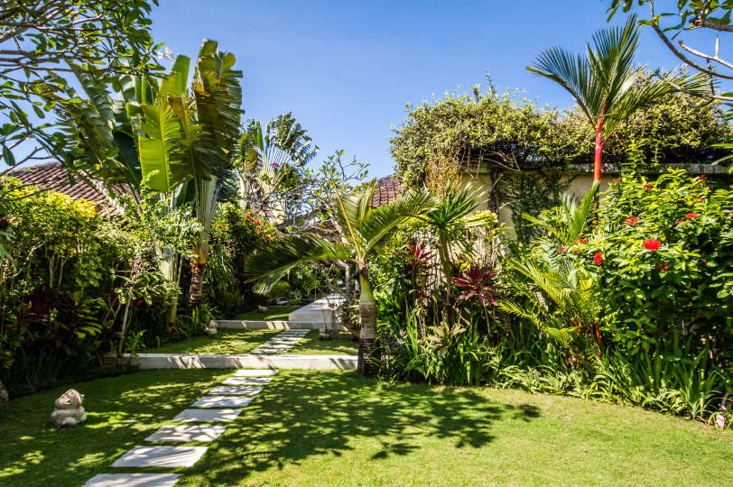 Rent a Luxury Villa in Bali Close to the Beach, Bali Villa 2074