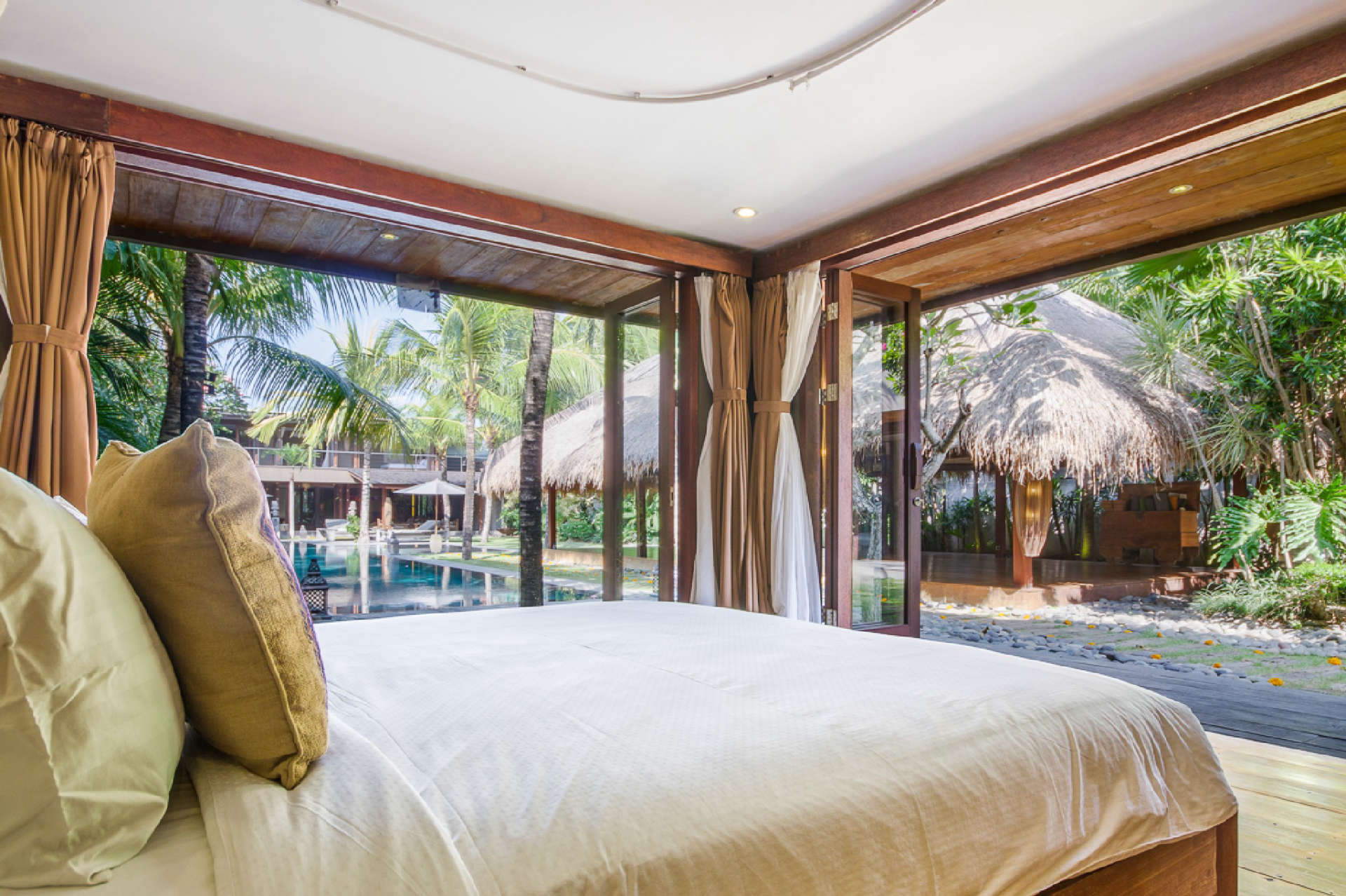 Rent a Luxury Villa in Bali Close to the Beach, Bali Villa 2086