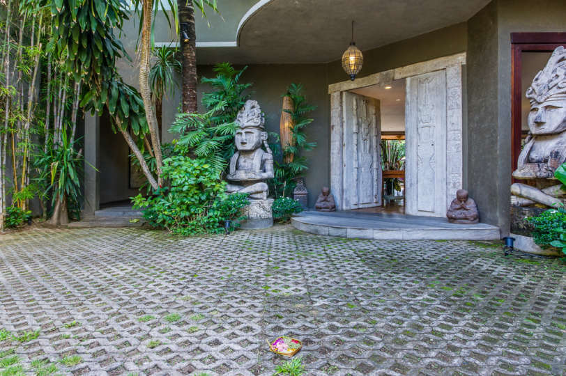 Rent a Luxury Villa in Bali Close to the Beach, Bali Villa 2086