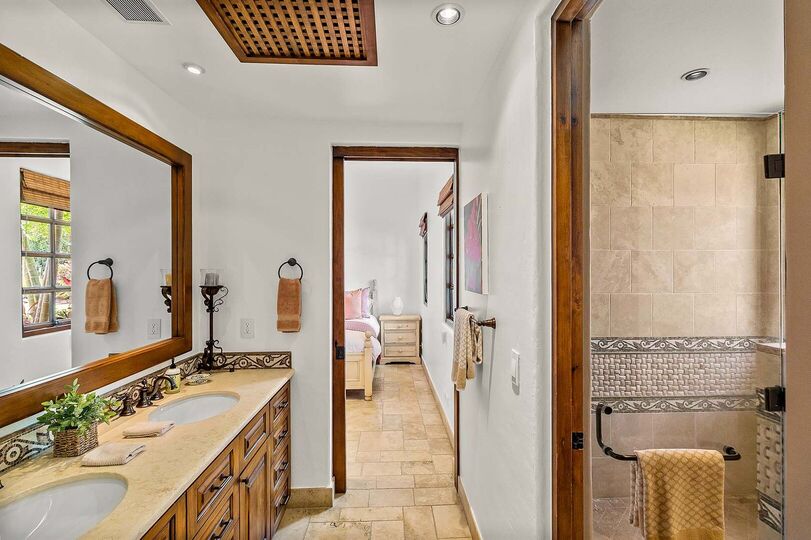 Luxury 5-Star Villa in San José: Pool & Beach Bliss!
