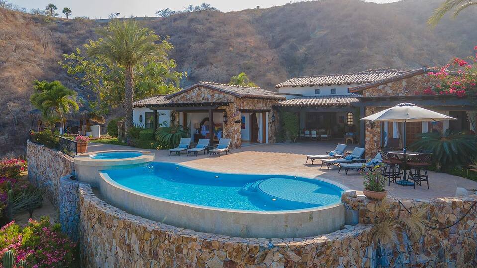 Luxury 5-Star Villa in San José: Pool & Beach Bliss!
