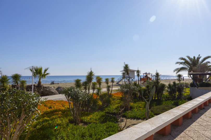 Imagine You and Your Family Renting this Perfect Beachfront Apartment, Larnaca Apartment 1388