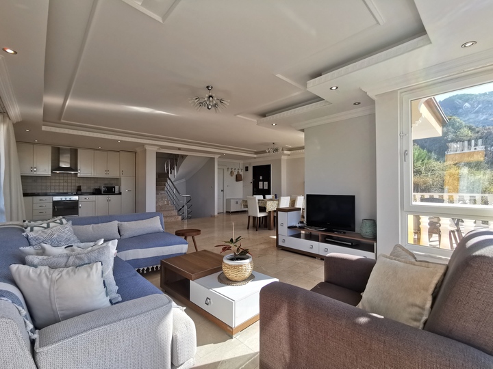 5 Star Villa Serenity – Dual Mountain & Sea Retreat