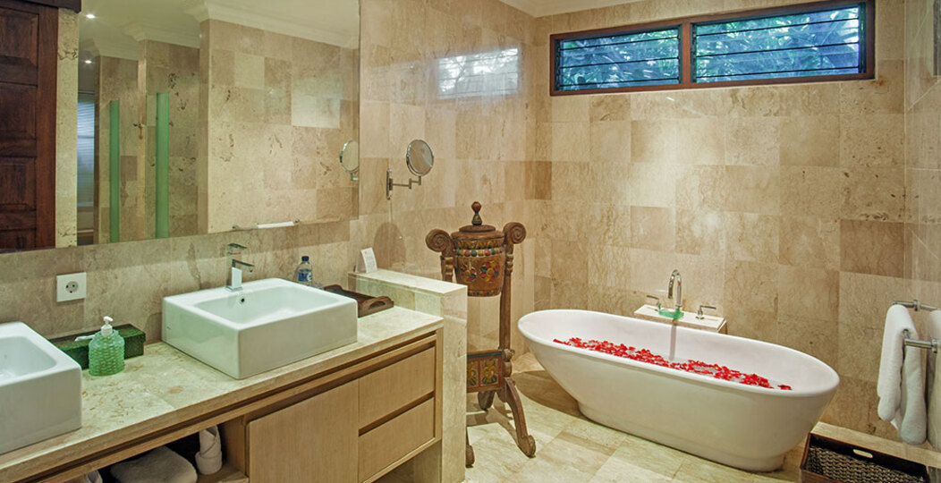 Chic Retreat: 5 BR Villa in Bali,2253