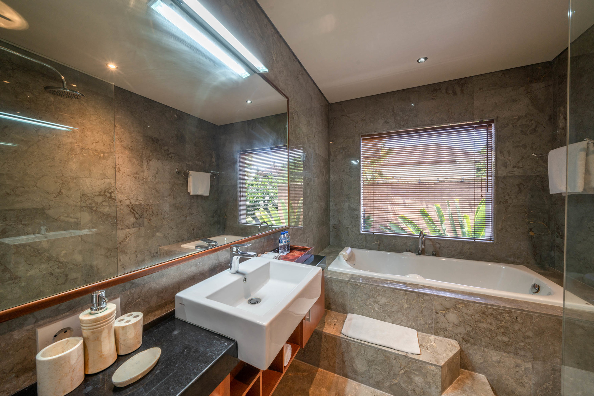 Imagine Your Family Renting a Luxury 3 Bedroom Holiday Villa Close to Kabupaten Badung Double Six Beach, Bali Villa 2105