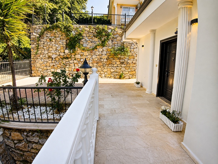 5 Star Villa Harmony – Sea & Mountain Escape