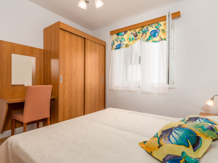 Secluded Oasis: 2 Bedroom Villa in Kampor, 1023