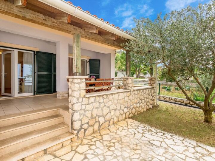 Secluded Oasis: 2 Bedroom Villa in Kampor, 1023
