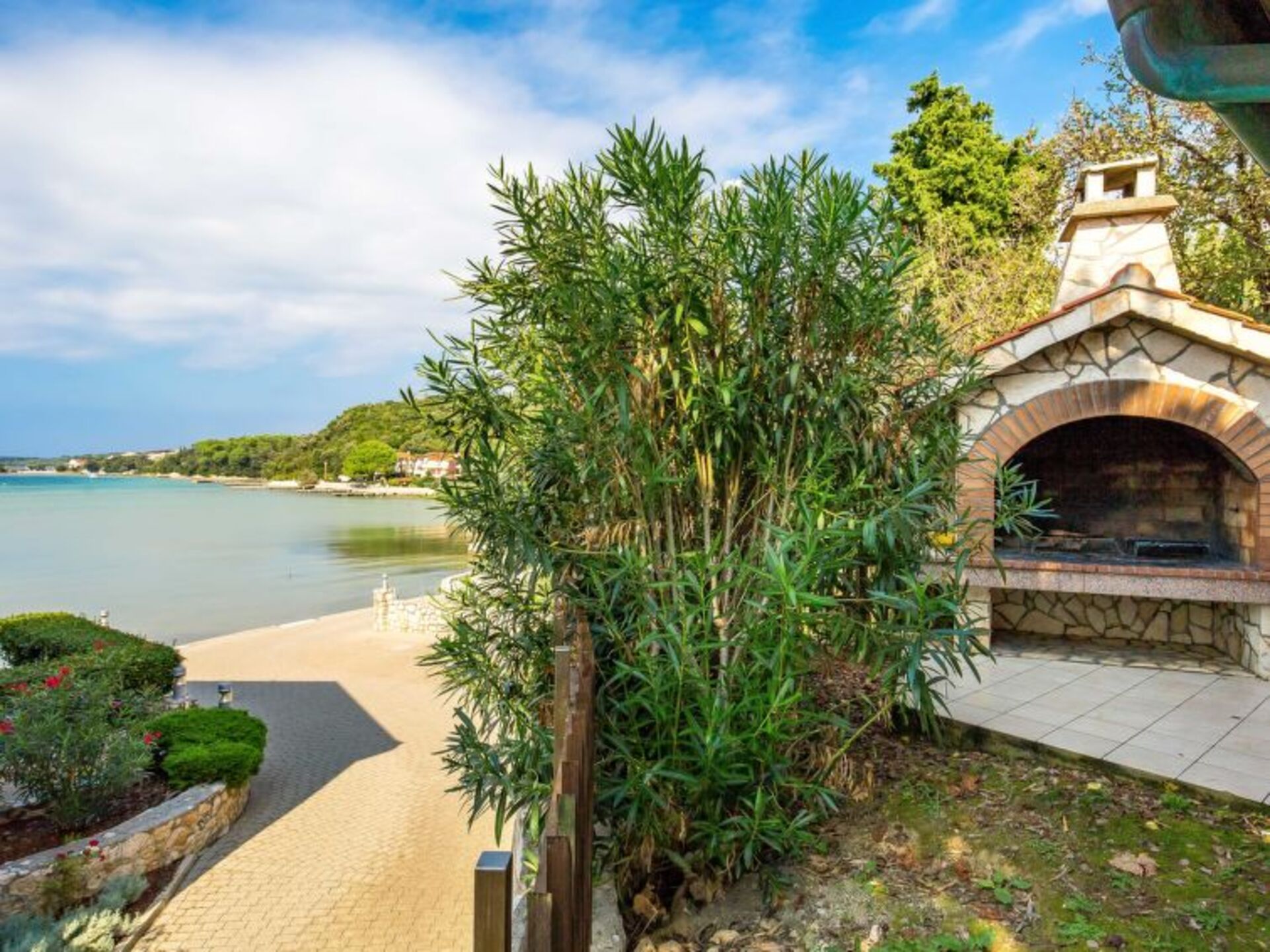 Secluded Oasis: 2 Bedroom Villa in Kampor, 1023