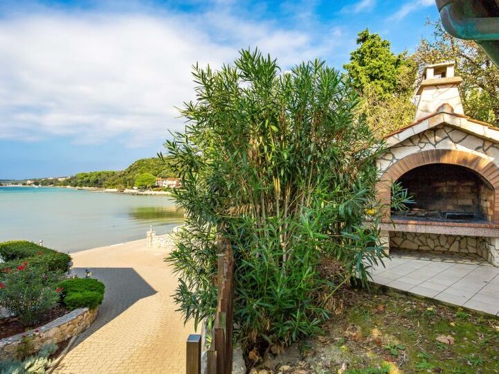 Secluded Oasis: 2 Bedroom Villa in Kampor, 1023