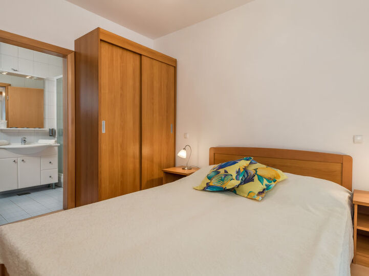 Secluded Oasis: 2 Bedroom Villa in Kampor, 1023