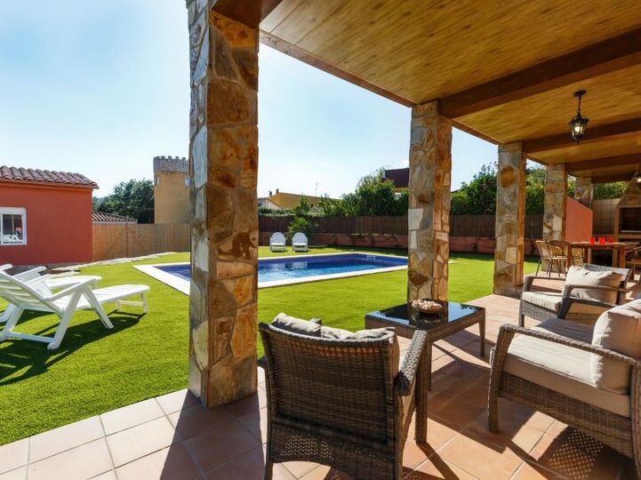 5 Bedroom Villa,1000