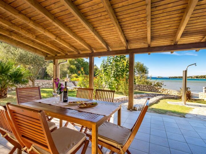 Dreamy Hideaway: Cozy 2 Bedroom Villa in Kampor 1033